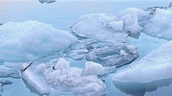 倾斜:冰山漂浮在冰岛Vatnajokull冰川的Jokulsarlon泻湖上