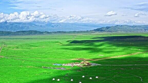 新疆绿色那拉提草原鸟瞰图