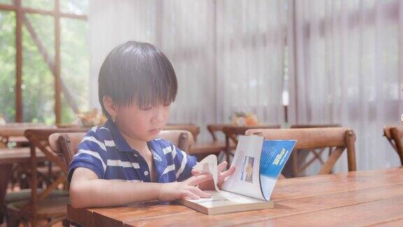 亚洲小男孩在图书馆看书