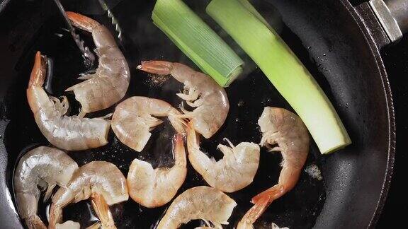 美味的大虾蛋和韭菜在平底锅里煎俯视图