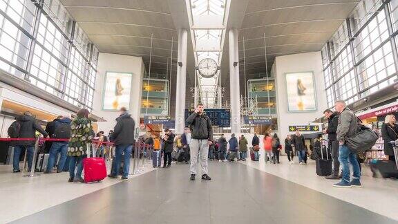 时光流逝的旅行者在丹麦哥本哈根机场出发大厅拥挤