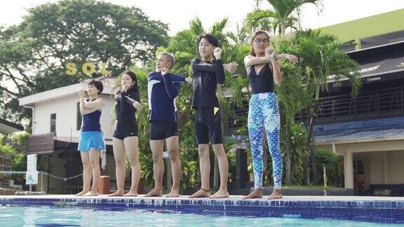 中国女教练在游泳课前做热身运动