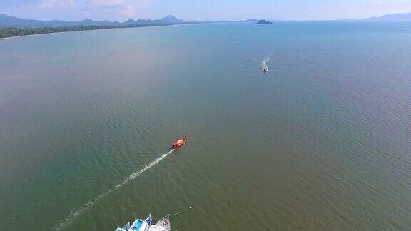 泰国南部热带海域有长尾船