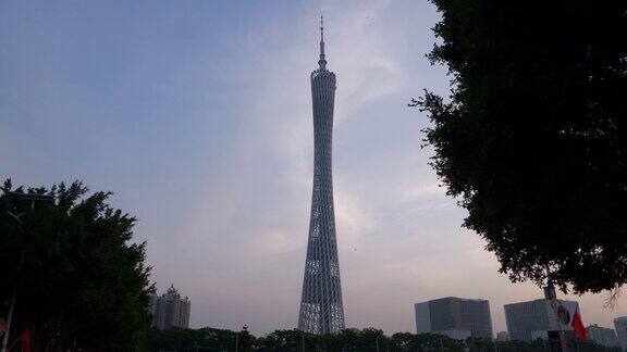 日落时分广州市著名的广州塔前行走4k中国全景