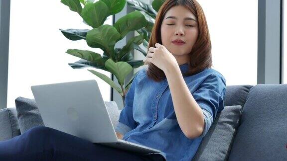 快乐的企业家亚洲商务女性使用智能手机笔记本电脑与客户谈判创业近距离的手在键盘上打字