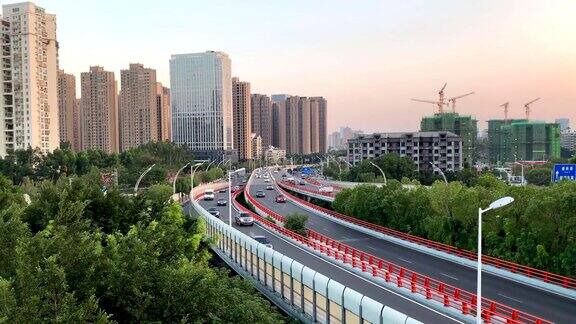 4K-时间流逝的公路交通和城市在黄昏福州福建中国