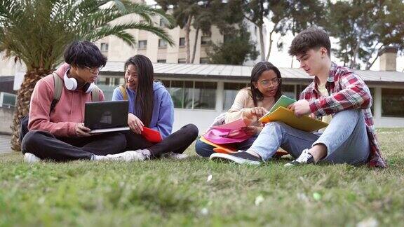 学生朋友坐在大学学院的草地上一起学习和工作亚裔美国人国际交换生