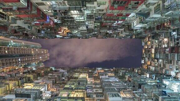 在香港的旧公寓大楼与天空平移右视频