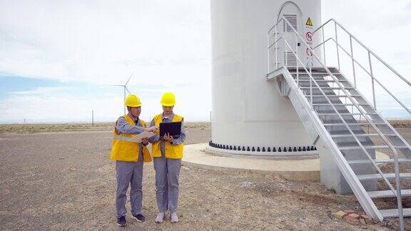 亚洲电气工程师在风力发电站工作