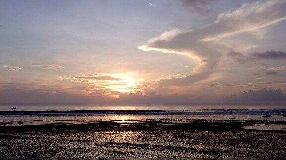 日落低潮时的海岸带