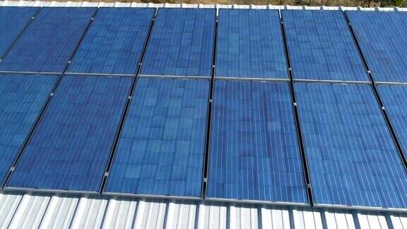 接近屋顶上的光伏太阳能电池在阳光明媚的日子里产生清洁的可再生能源