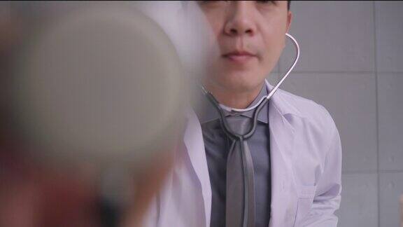医生用听诊器听病人的心率