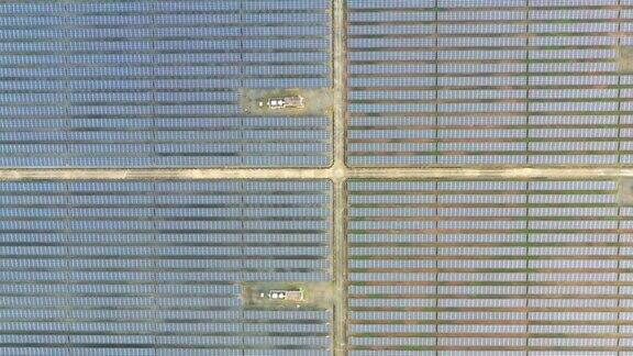 在阳光明媚的春天日出时太阳能农场的大型太阳能电池板的鸟瞰图太阳能电池发电厂是替代电力的来源