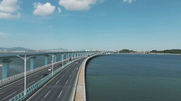 一座横跨海湾的桥