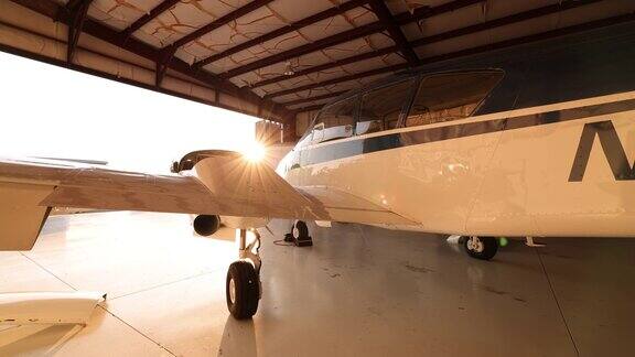停在机库的小飞机有阳光透镜光晕