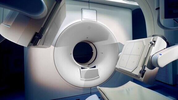 带监视器的新断层扫描仪广角医疗机器和一个显示器