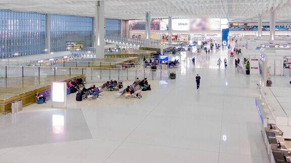 旅客拥挤在机场出发大厅