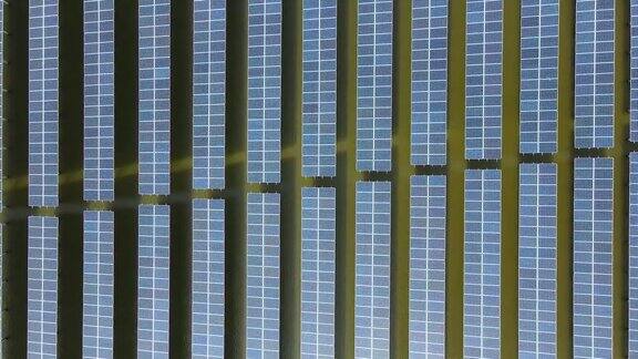 鸟瞰图的太阳能电池板上的水在湖绿色替代能源概念电力生态技术