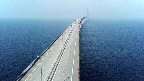 通过厄勒海峡大桥的交通鸟瞰图