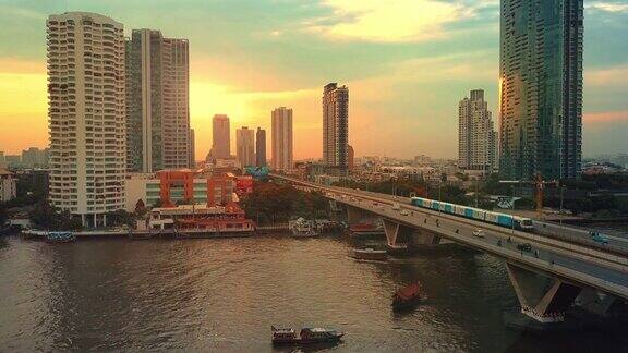鸟瞰图曼谷滨河市中心在日落