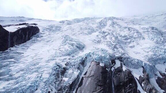 挪威巨大的约斯特达尔斯布林冰川的冰舌