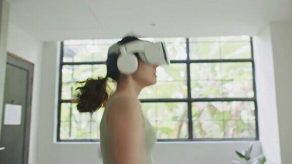 女性戴着虚拟现实护目镜在家锻炼
