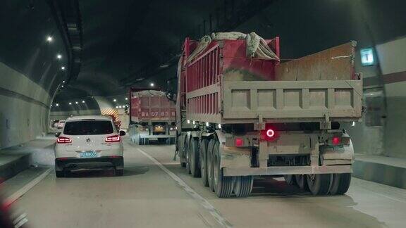 重型卡车在高速公路上行驶
