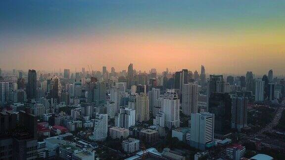 曼谷晚上的鸟瞰图