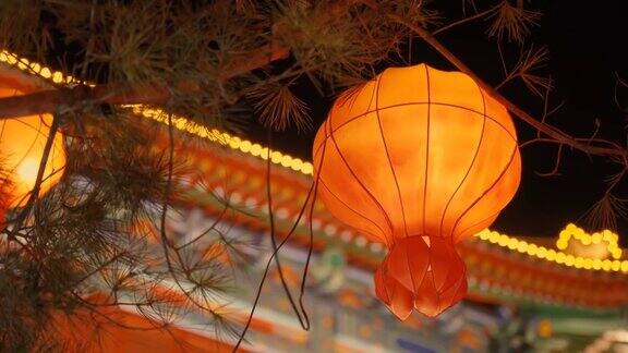 中国陕西西安古城墙上挂着庆祝春节的灯笼