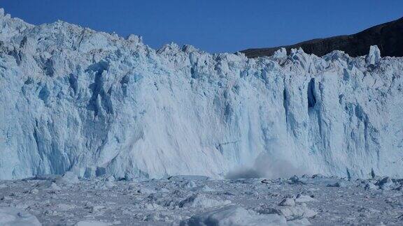 图尔船靠近崩解的冰川