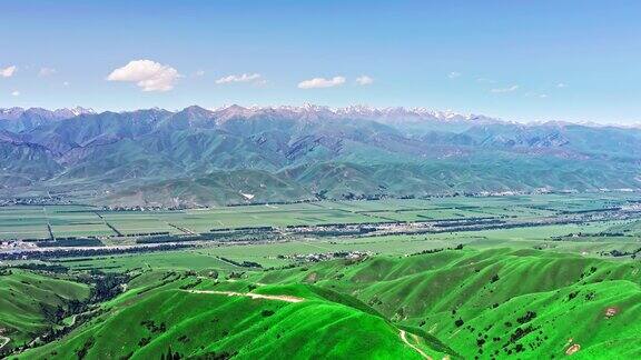 新疆的绿色草原和高山
