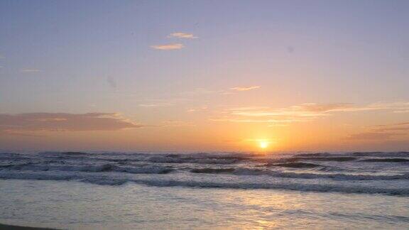 太阳升起在南帕德雷岛海滩部分多云的天空