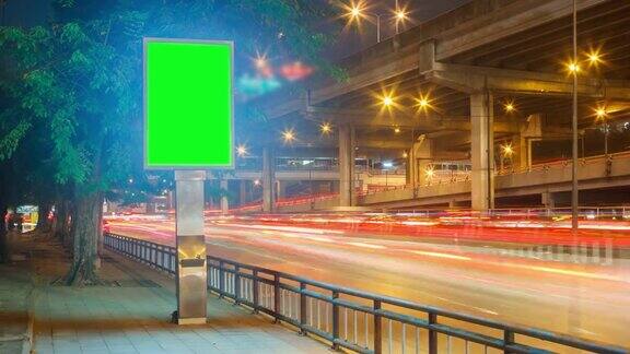 4KTimeLapse4096x2160:交通运动和绿色广告牌与ProRes422HQ(模糊内容)