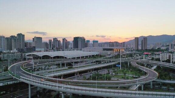 黄昏俯瞰城市高架天桥