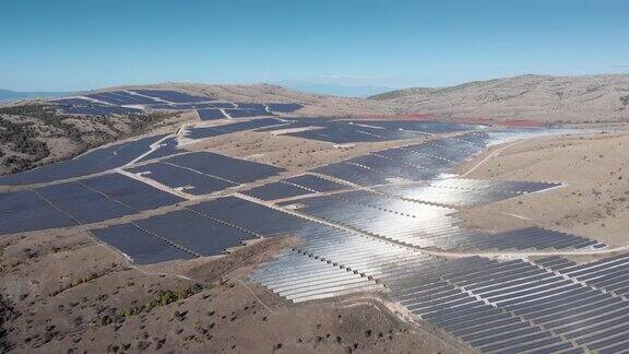 轨道无人机大型光伏太阳能发电公园面板在山上阳光明媚的一天