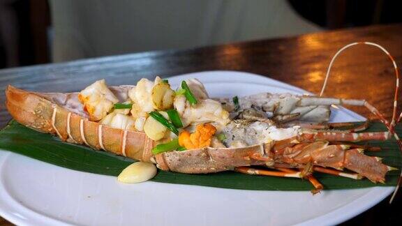 海鲜餐厅-木桌鲜红龙虾配熟肉