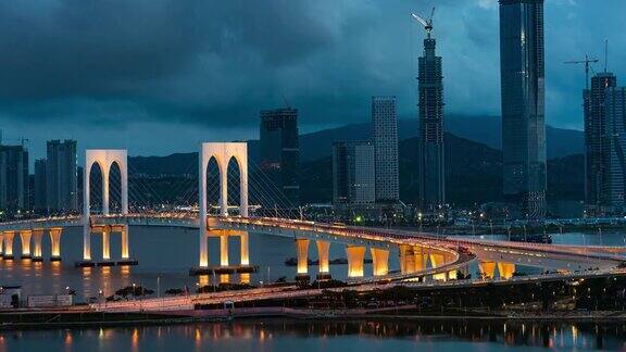 澳门塔和澳门大桥的城市景观白天到夜晚的时间流逝中国澳门中国赛凡桥