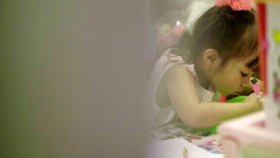 泰国小女孩在记事本上写生和画画练习和放松
