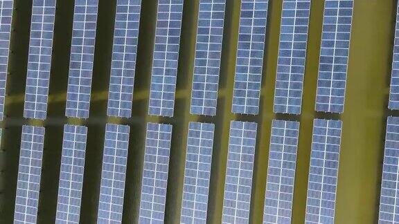 鸟瞰图的太阳能电池板上的水在湖绿色替代能源概念