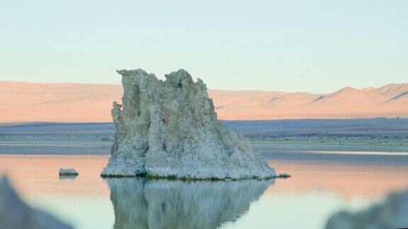 莫诺湖凝灰岩在日落在北加州
