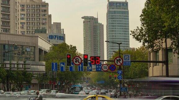 日落时间南京市中心繁忙的交通街道全景时间间隔4k中国