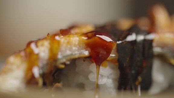 在鳗鱼寿司上加入酱汁是一个额外的好处