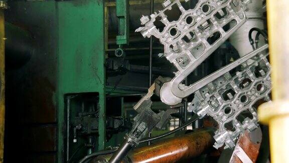 机器人在汽车工厂为汽车引擎移动金属零件