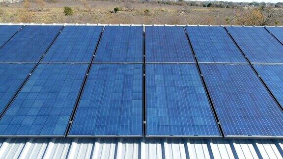 在一个阳光明媚的日子里德克萨斯州奥斯汀的锡屋顶上的光伏太阳能电池产生清洁的可再生能源