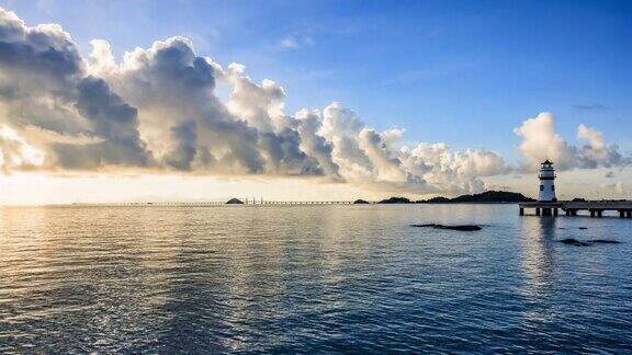 中国广东珠海美丽的海岸线和日出时的灯塔建筑景色