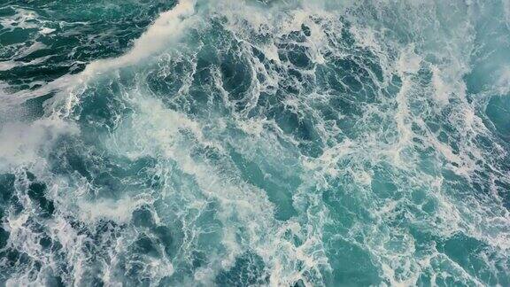 空中俯瞰的海洋风暴海浪大海的海浪与白色的泡沫和蓝色的水慢镜头4K
