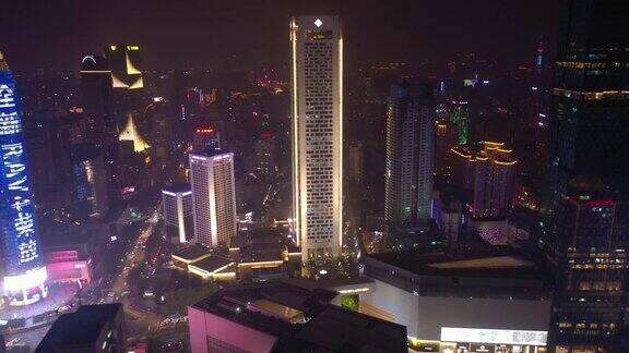 飞行飞越南京市夜间市区交通十字路口高空俯视图4k中国