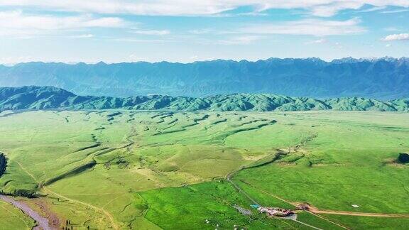 新疆那拉提草原的绿草如茵和山地自然景观