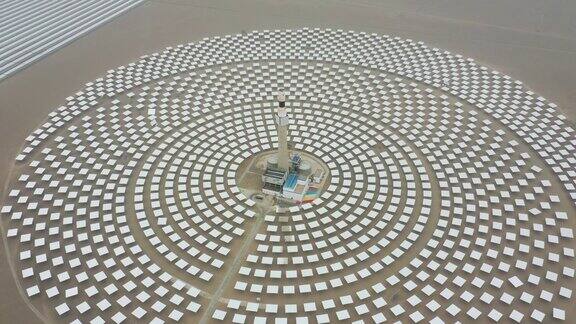熔融盐塔聚光太阳能热发电的高角度鸟瞰图