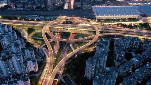 城市十字路口立体高架公路的夜景鸟瞰图